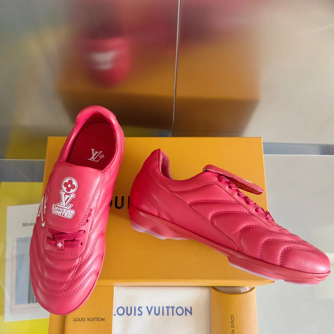Top version: Couple model 640💰 LV Louis Vuitton L house Donkey brand latest Footprint series Couple model football sneakers casual running shoes original purchase development and production This Footprint Soccer sneaker was unveiled in the 2025 spring and summer series fashion show. It is the first sneaker designed by Pharrell Williams inspired by football shoes. The shoes are inspired by football, a sport that spans generations and cultures, echoing the 2025 spring and summer series fashion show's theme of unity and universal participation. The shoe is famous for its sleek design, with the dynamic IV Initials logo embellished on the side, the tongue embellished with the Lvers United badge inspired by the football team, and the foot pattern rubber sole decorated with multiple Louis Vuitton logos. Exquisitely packaged at the delivery counter🛍📦 ▪️Material: Original imported first-layer cowhide ▪️Lining: Original custom-made soft sheepskin lining ▪️Sole: Original open-molded two-color TPU combination sole ▪️Sole thickness: 3.5CM ▪️Size: Women’s 35-41 / Men’s 39-45